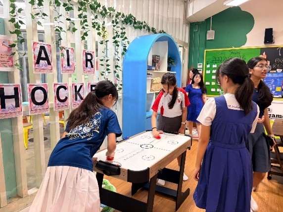 Alumni and Edgefielders playing the popular Air Hockey game_1