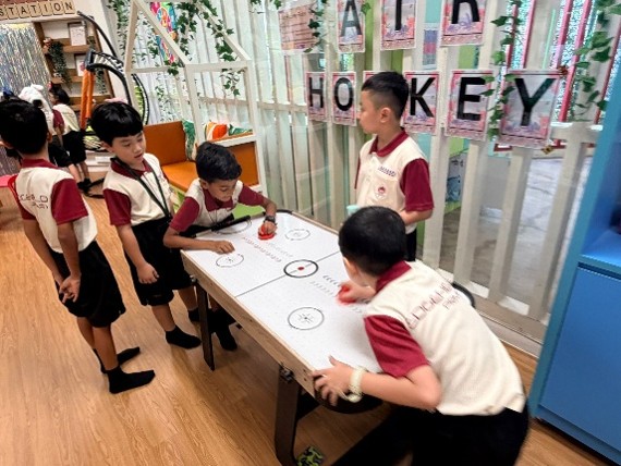 Alumni and Edgefielders playing the popular Air Hockey game_2